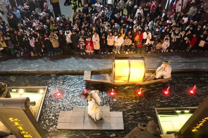 游客在西安大唐不夜城街区观看以诗人李白为原型创作的情景剧(2025年1月22日摄)。新华社记者邵瑞摄