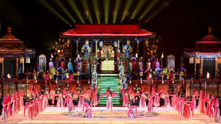 演员在陕西省西安市华清宫景区表演大型实景历史舞剧《长恨歌》(2024年12月1日摄)。新华社记者邹竞一摄