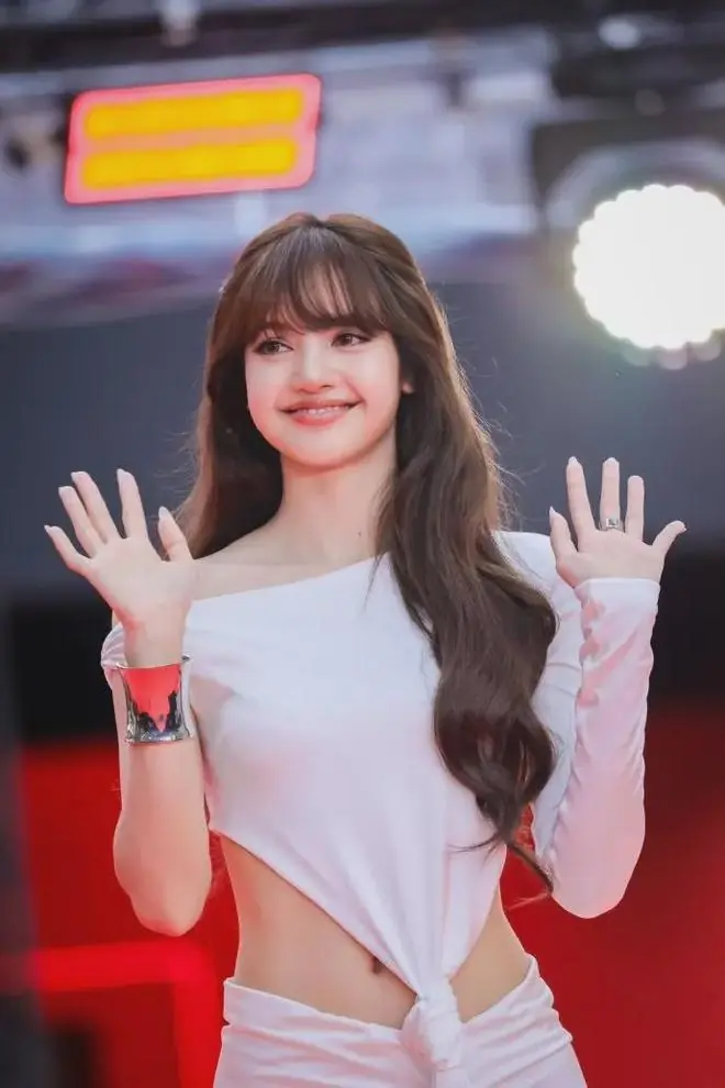 Lisa恢复韩系造型